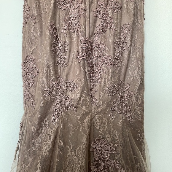 La Femme | Mauve Lace Applique Tulle Sweetheart Neckline Trumpet Gown Size 4 - Picture 10 of 13